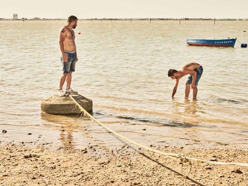 ‘ENTRE DOS AGUAS’ O CÓMO SOBREVIVIR EN TU MUNDO&nbsp;AJENO.