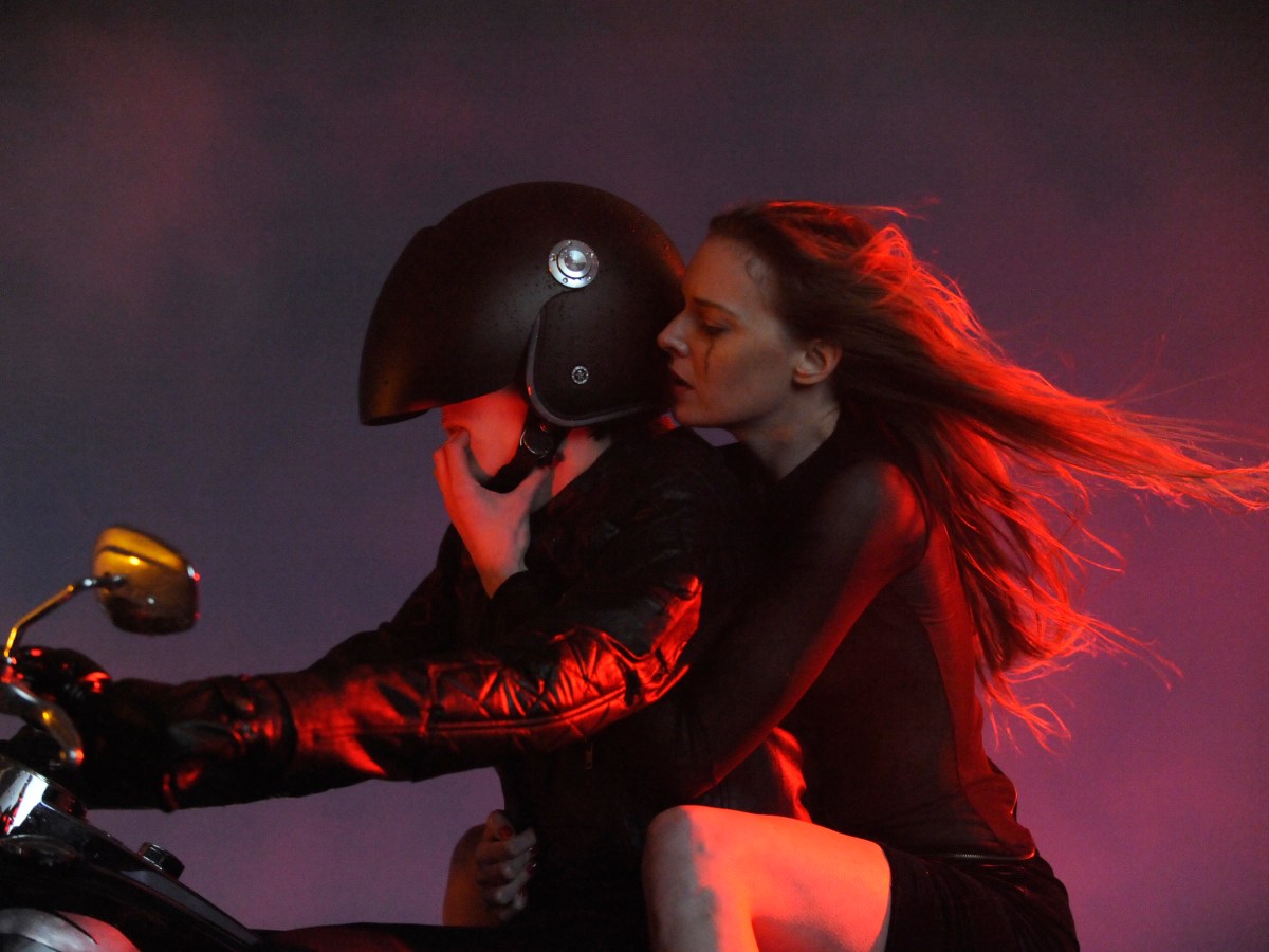 ‘LES RENCONTRES D’APRÈS MINUIT’ O CÓMO LA NOCHE ES UN RITUAL&nbsp;TRANSFORMADOR