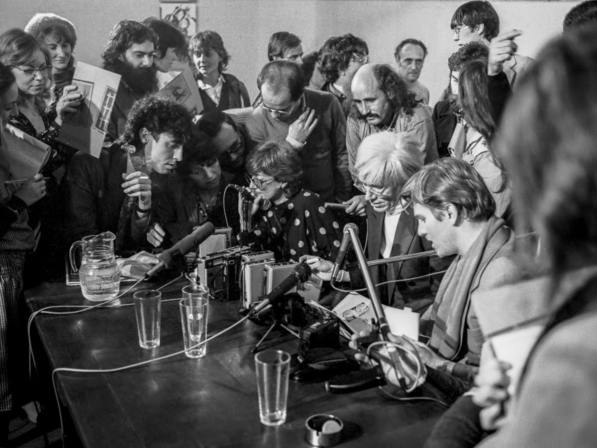 ‘WARHOL—VIJANDE: MÁS QUE PISTOLAS, CUCHILLOS Y CRUCES’ O CÓMO HACER UN AKELARRE EN LA&nbsp;TRANSICIÓN